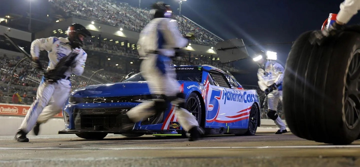 While Formula 1 pit athletes are dedicated to each corner of the car, NASCAR tyre changers, tyre carriers, fuelers and jack people work on both sides of the car