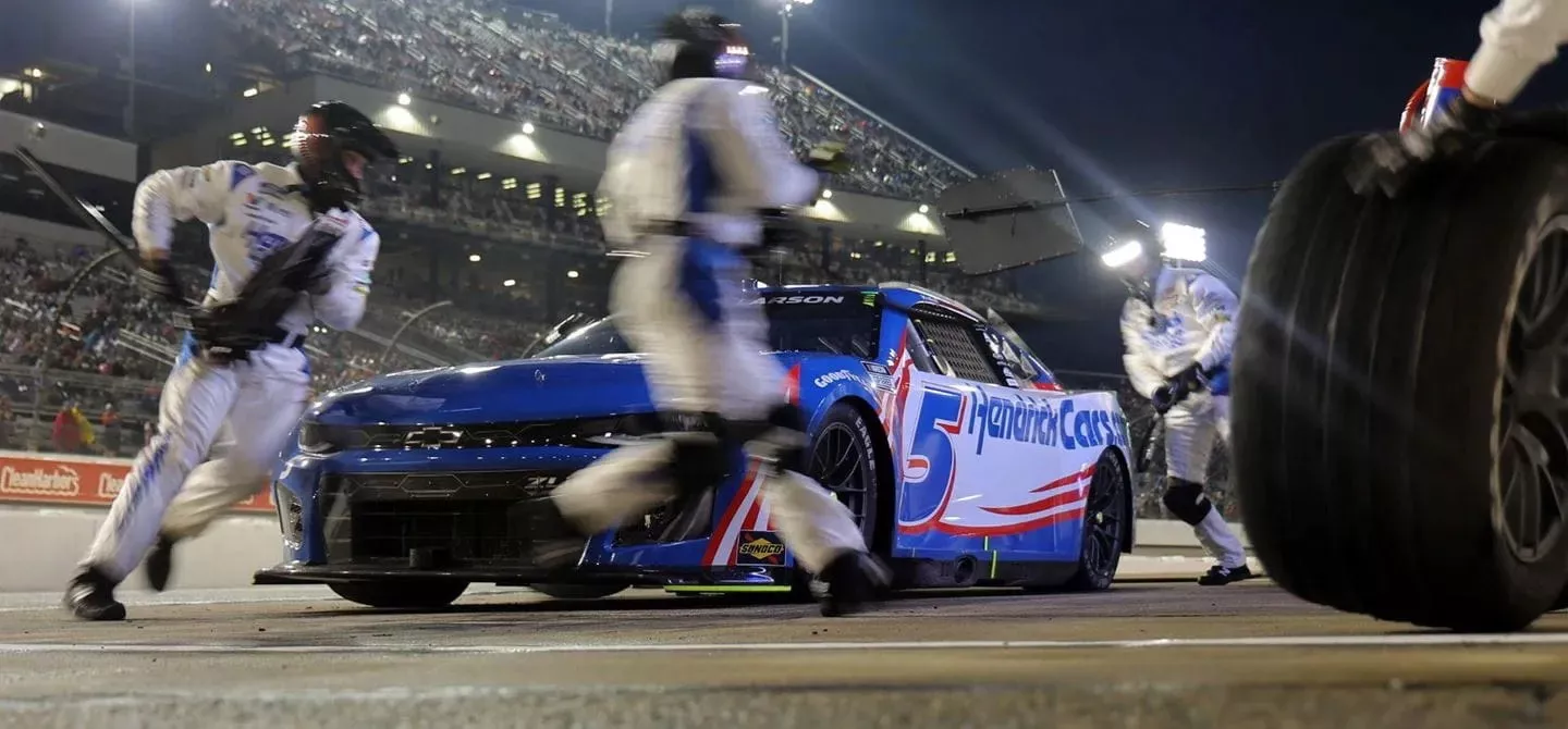 While Formula 1 pit athletes are dedicated to each corner of the car, NASCAR tyre changers, tyre carriers, fuelers and jack people work on both sides of the car
