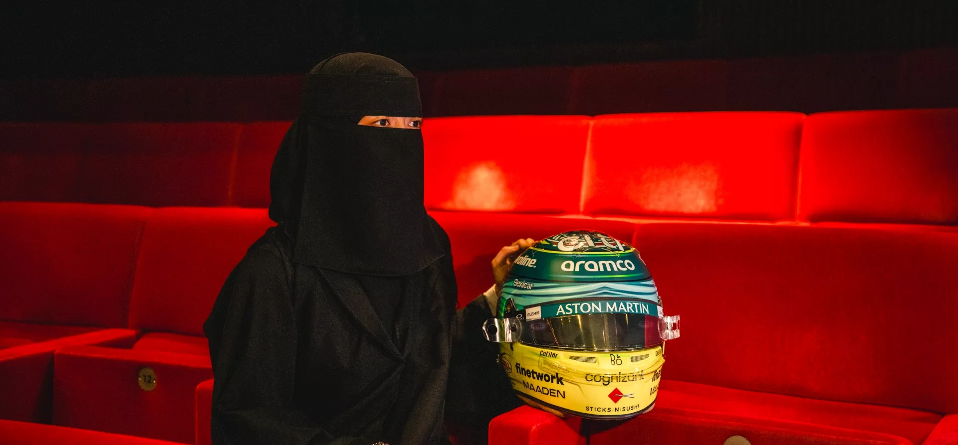 Sara turkestani with Alonso's helmet