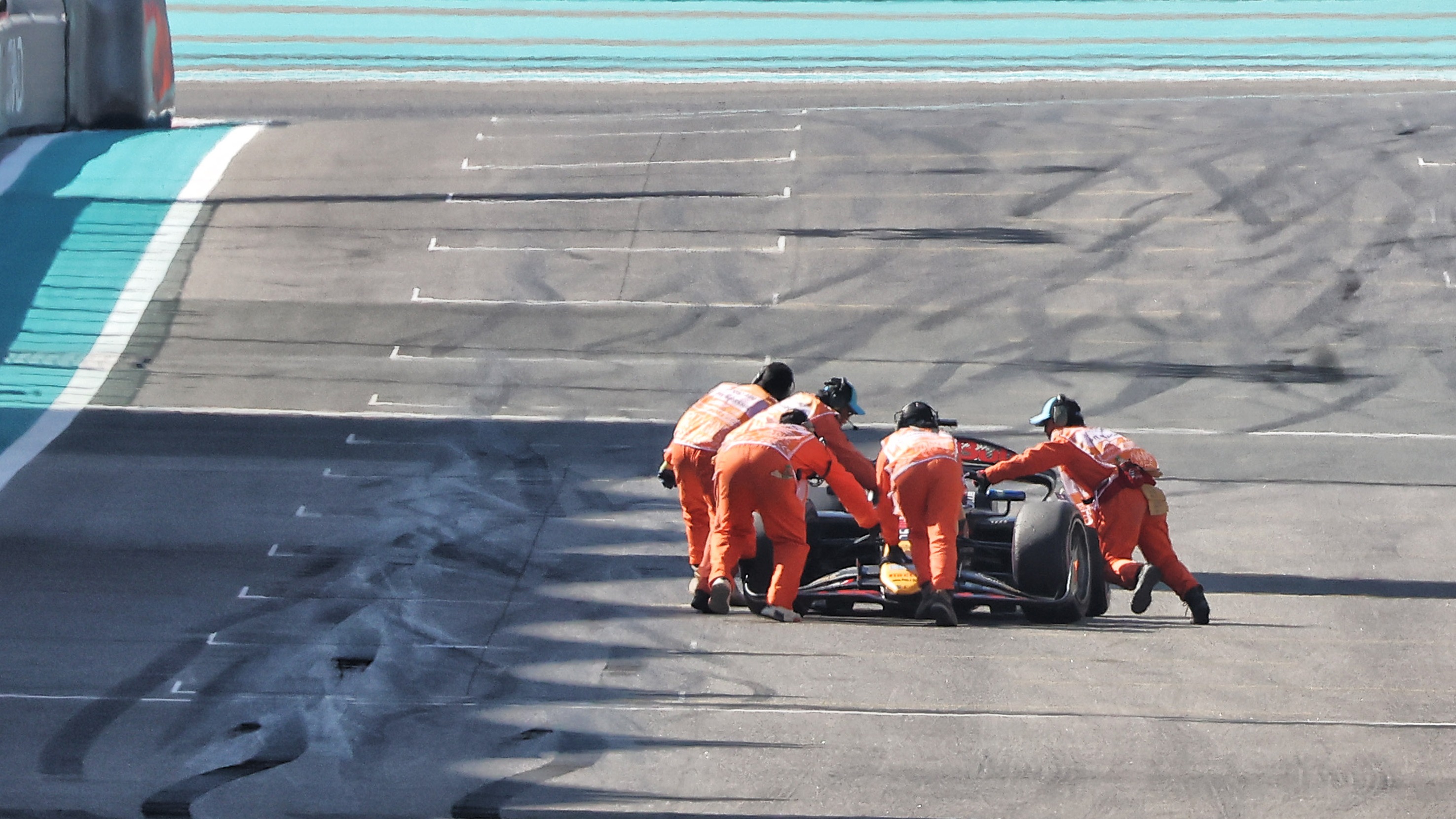 F2 car stalls on grid