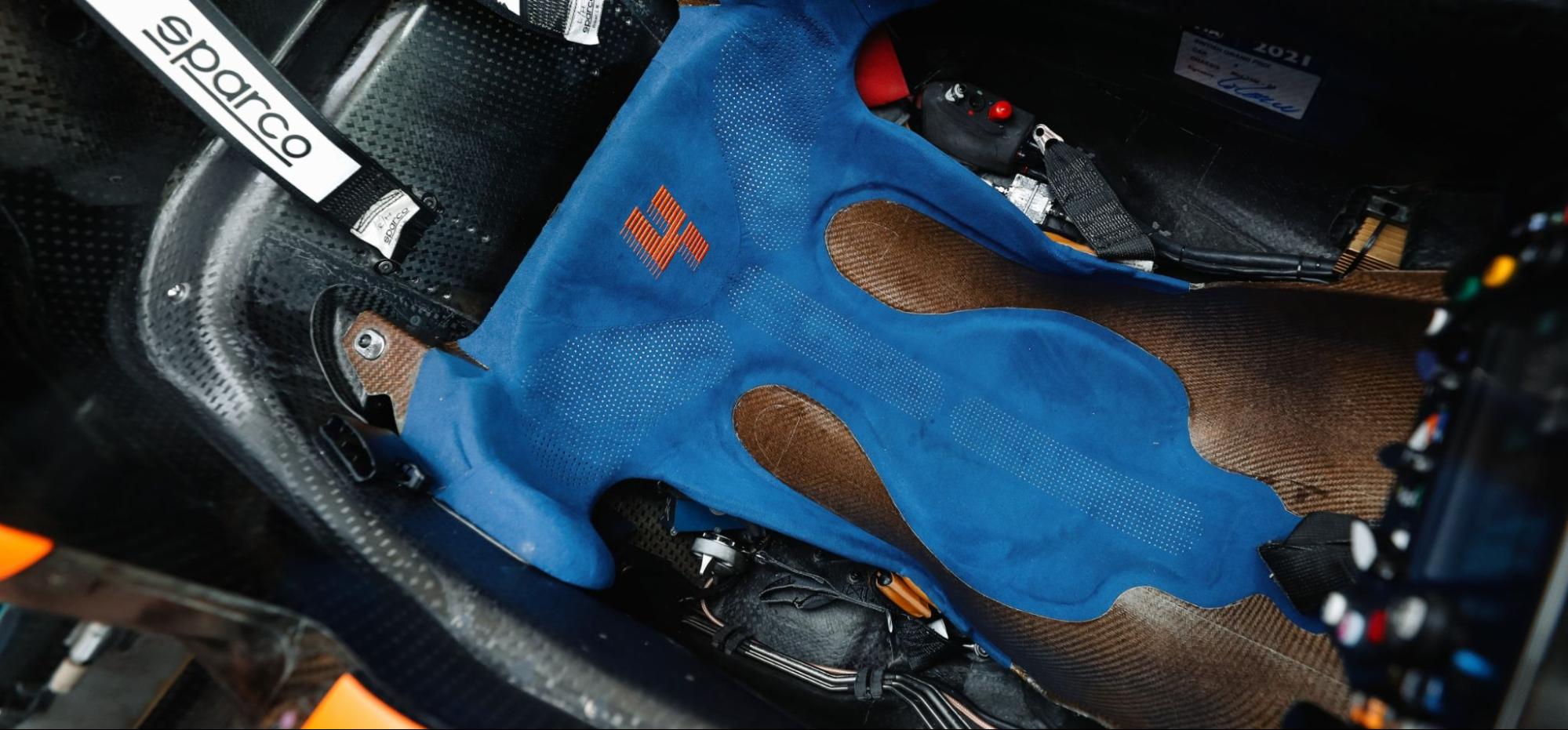 racing seat with flax fibres