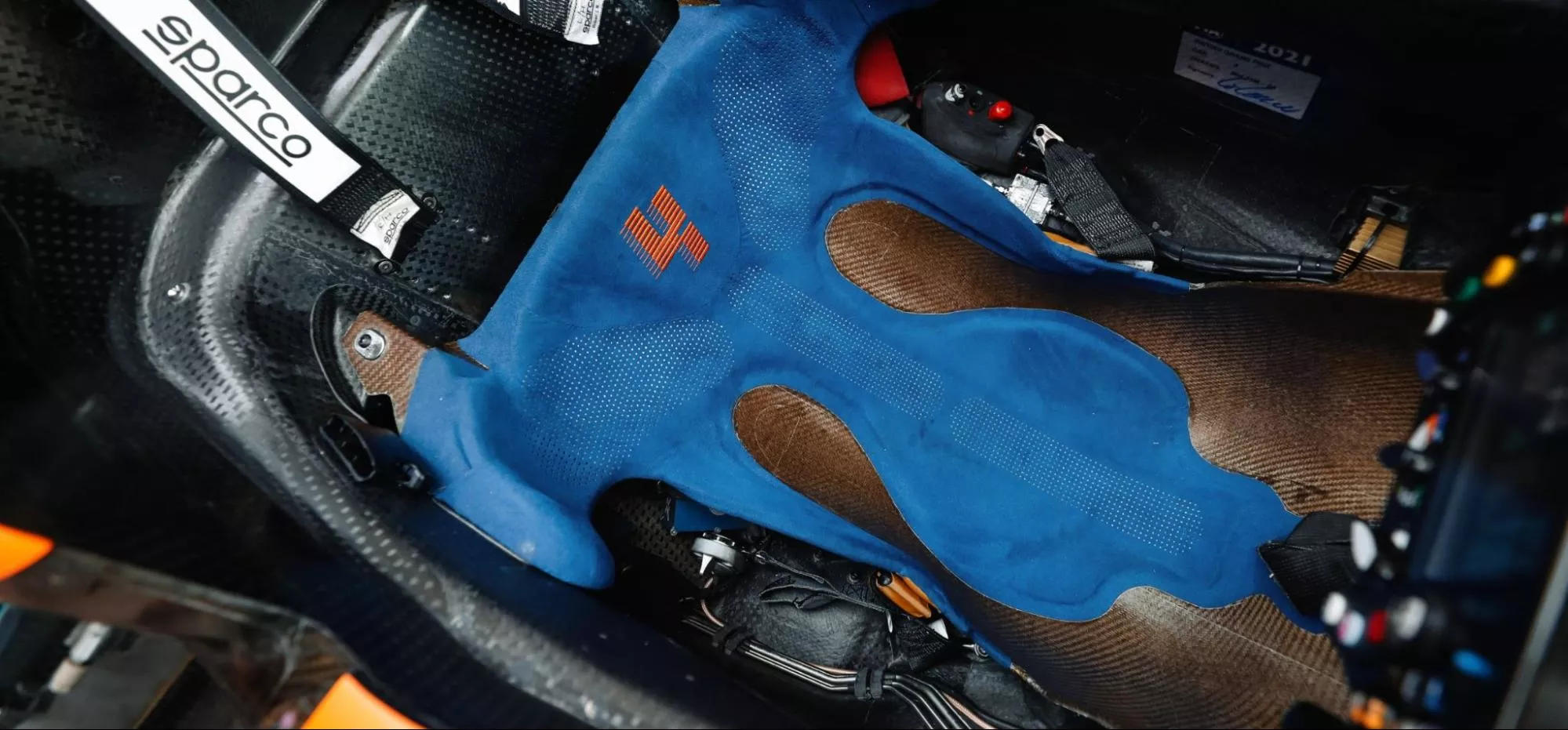 racing seat with flax fibres