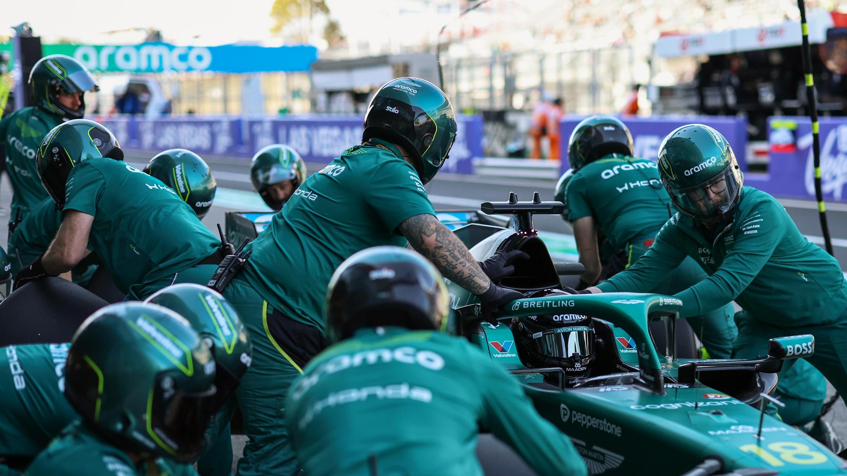 Aston Martin F1 pitcrew